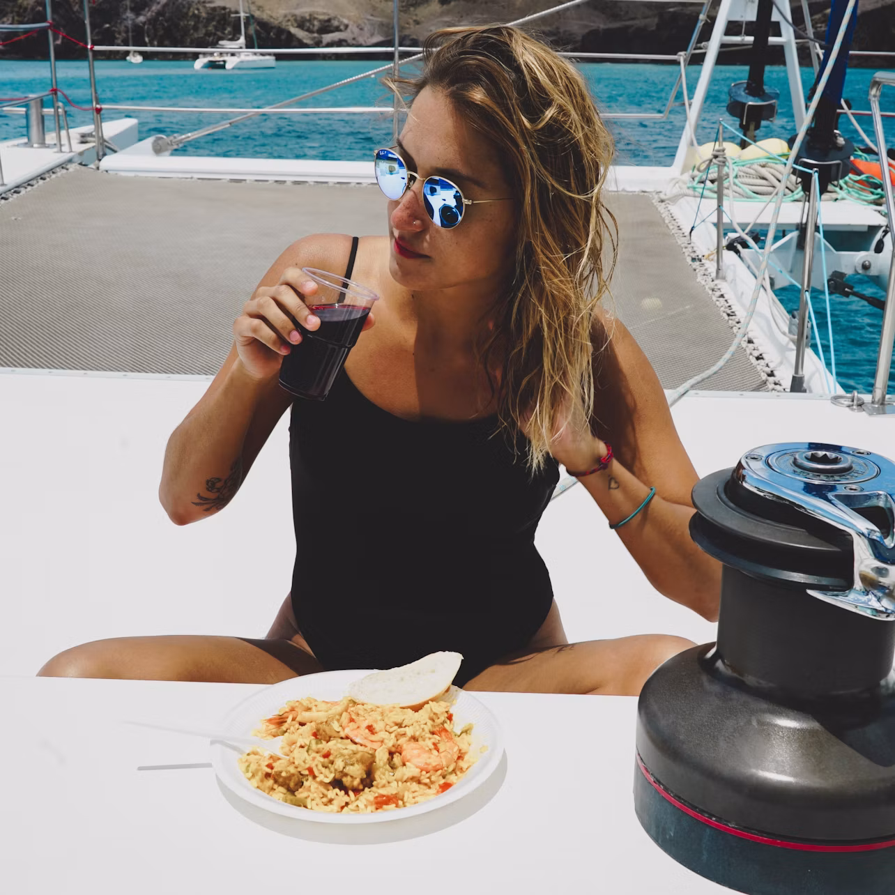 Delicioso almuerzo preparado a bordo