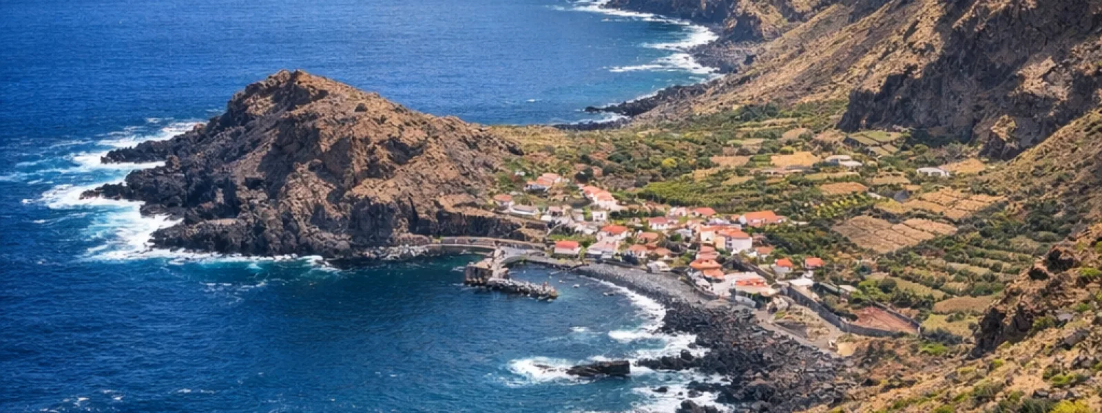 Kustgezicht op El Hierro met vulkanische kustlijn en de Atlantische Oceaan
