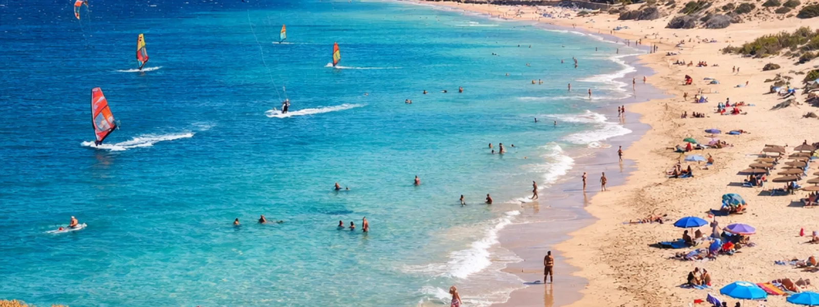 Spiaggia soleggiata a Fuerteventura con acqua turchese, sabbia dorata e paesaggio vulcanico