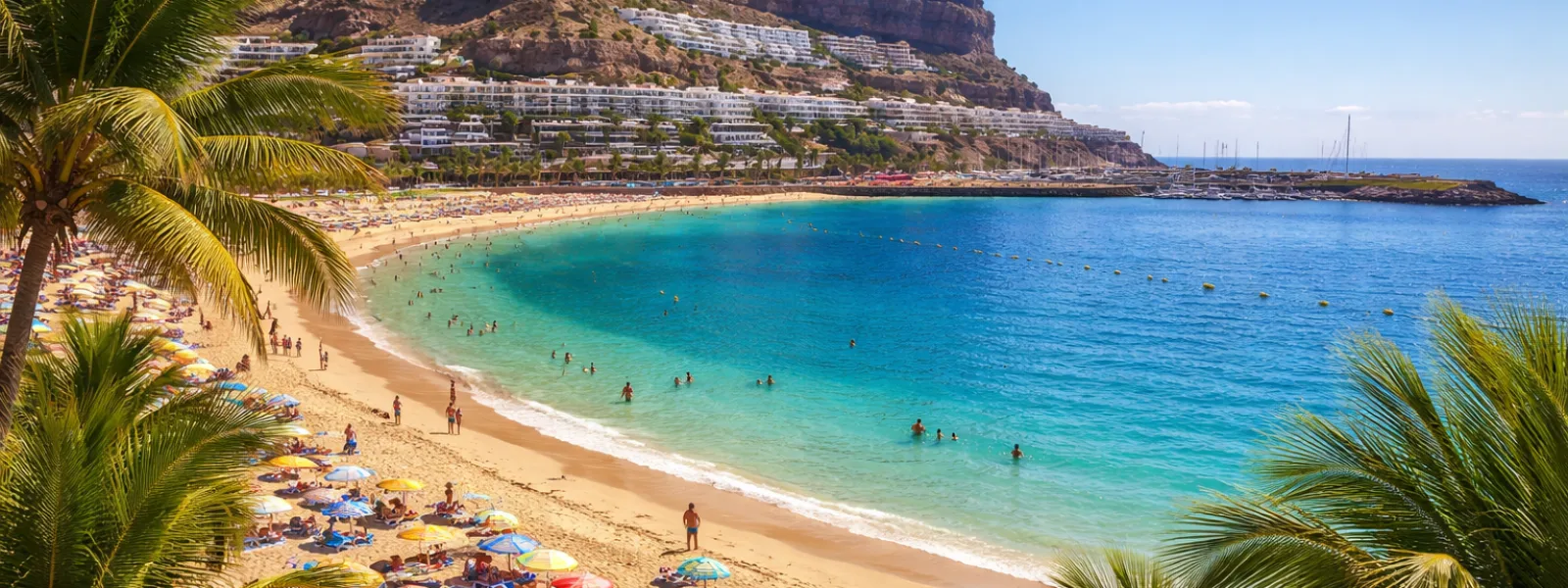 Spiaggia soleggiata a Gran Canaria con sabbia dorata, acqua turchese, palme e scogliere