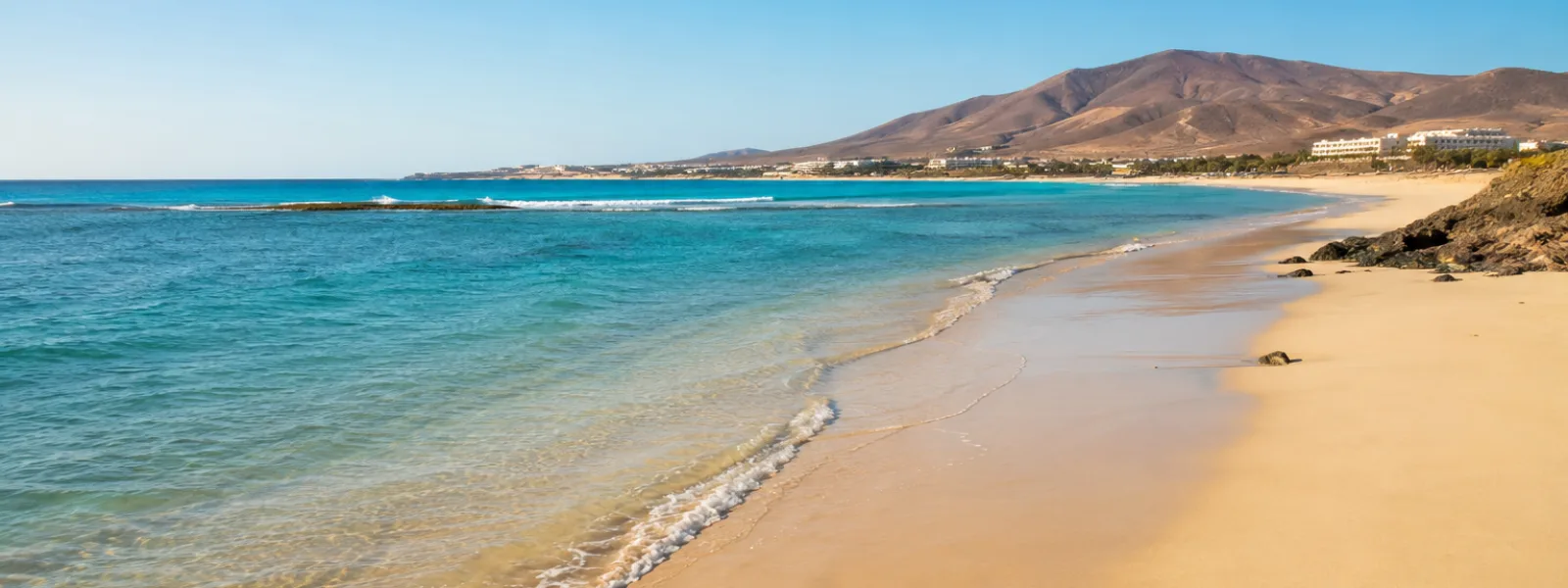 Ampia spiaggia sabbiosa e laguna turchese nella penisola di Jandia nel sud di Fuerteventura