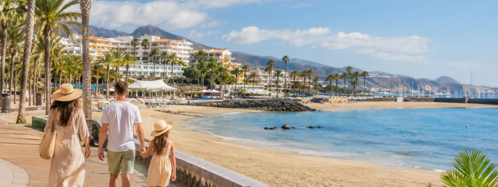 Famiglia che cammina lungo il lungomare di Costa Adeje vicino agli hotel della spiaggia di Fanabe e Torviscas a Tenerife