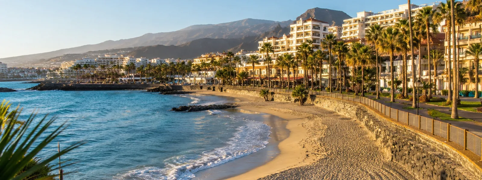 Beloopbaar strandresortgebied in het zuiden van Tenerife met hotels, promenade en kalm Atlantisch water