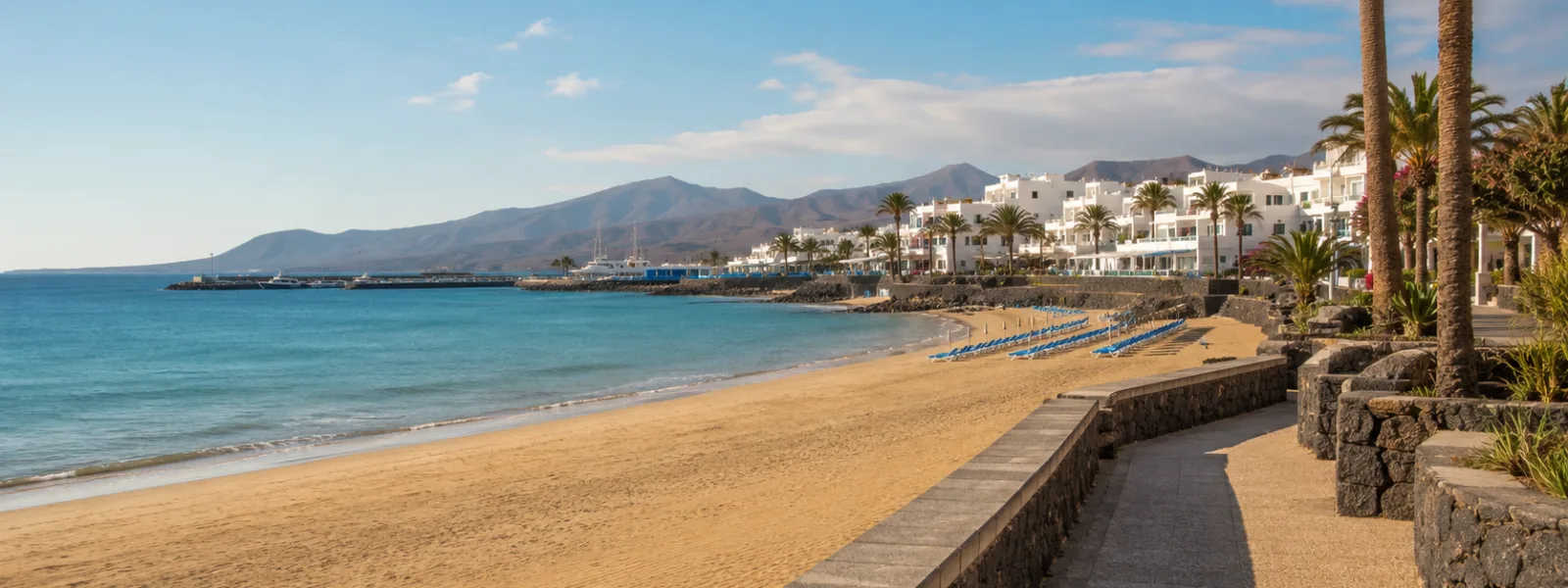 Plage et promenade de Puerto del Carmen à Lanzarote pour un guide des quartiers hôteliers