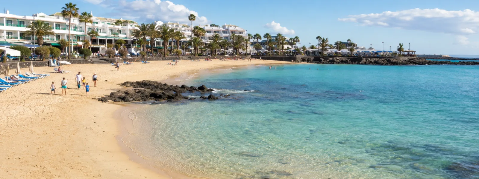 Zona hotel per il sole invernale a Costa Teguise vicino alla spiaggia di El Jablillo a Lanzarote