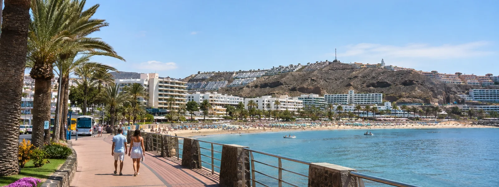Promenade piétonne d'un complexe balnéaire à Gran Canaria pour des vacances sans louer de voiture