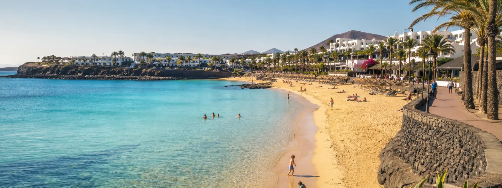 Familles profitant de la plage abritée de Playa Dorada près des hôtels de complexe à Playa Blanca, Lanzarote