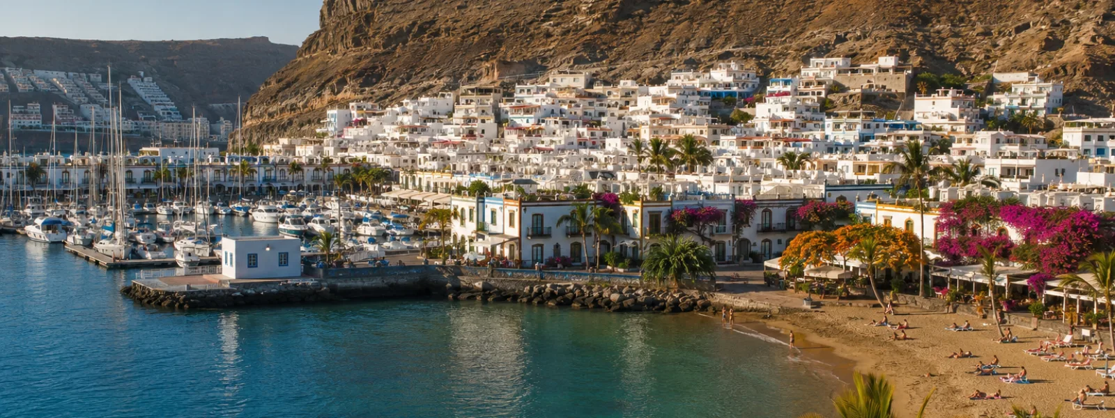 Marina e spiaggia di Puerto de Mogan a Gran Canaria per una guida al transfer aeroportuale