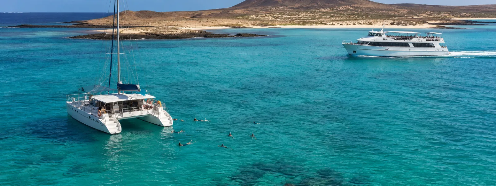 Excursion en bateau de Corralejo à l'île de Lobos à Fuerteventura avec une eau turquoise cristalline