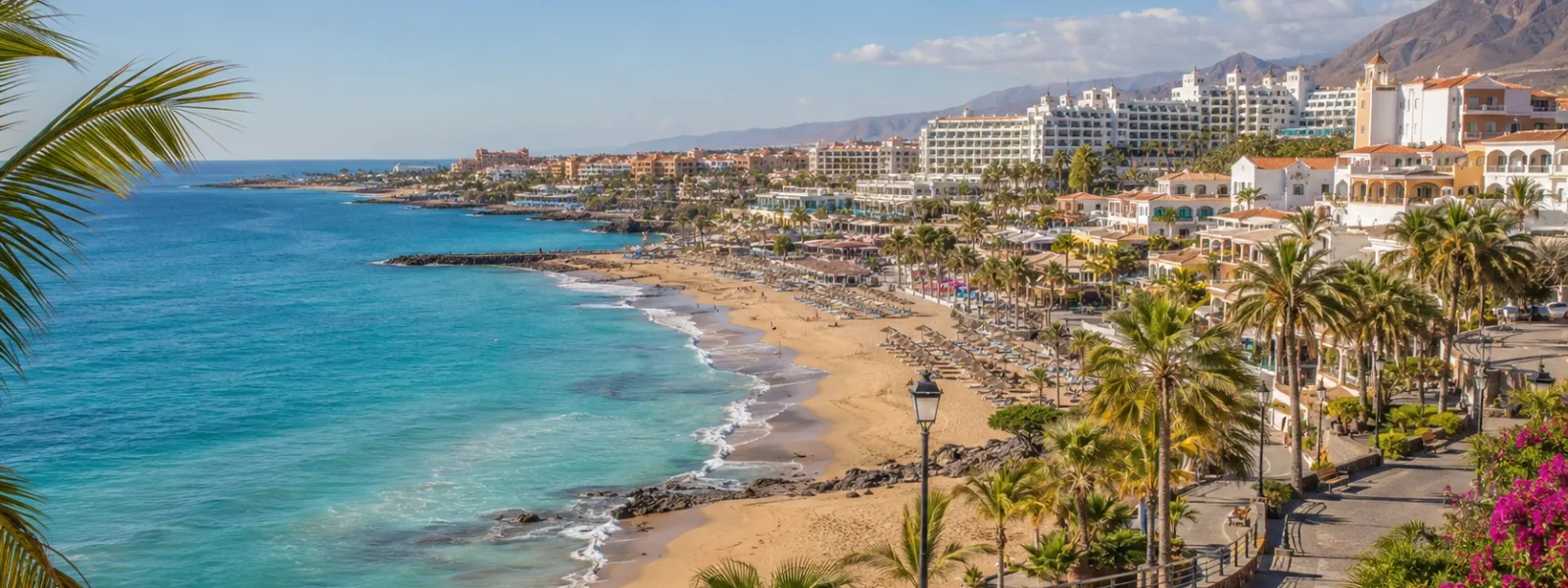 Zones d'hôtels de plage de Costa Adeje avec sable doré, promenade bordée de palmiers et hôtels de station à Tenerife