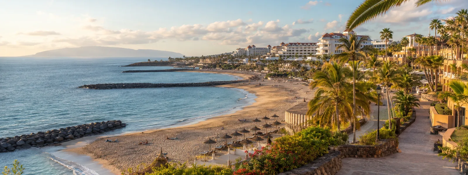 Hotel sulla spiaggia di Costa Adeje lungo il lungomare a Tenerife