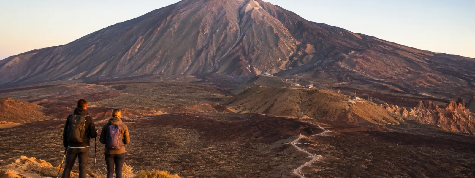 Escursionisti che guardano verso il Monte Teide nel paesaggio del parco nazionale vulcanico di Tenerife