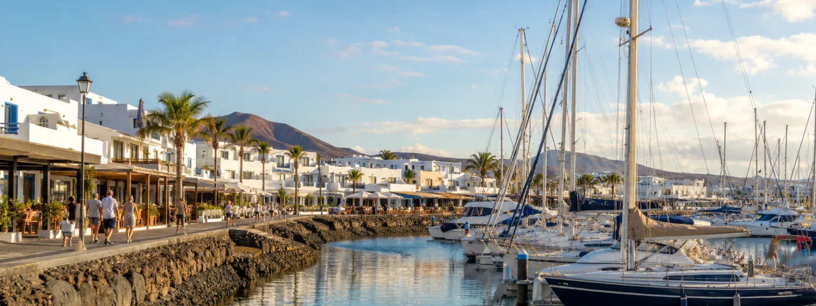 Front de mer de la Marina Rubicon à Playa Blanca Lanzarote avec yachts et restaurants sur la promenade
