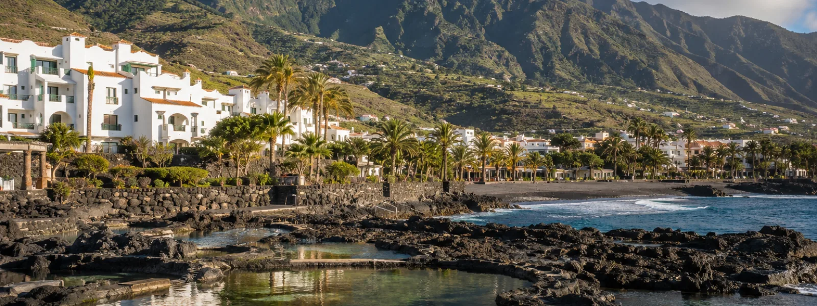 Costa di sabbia nera e scenari di resort balneari vulcanici a La Palma, Isole Canarie