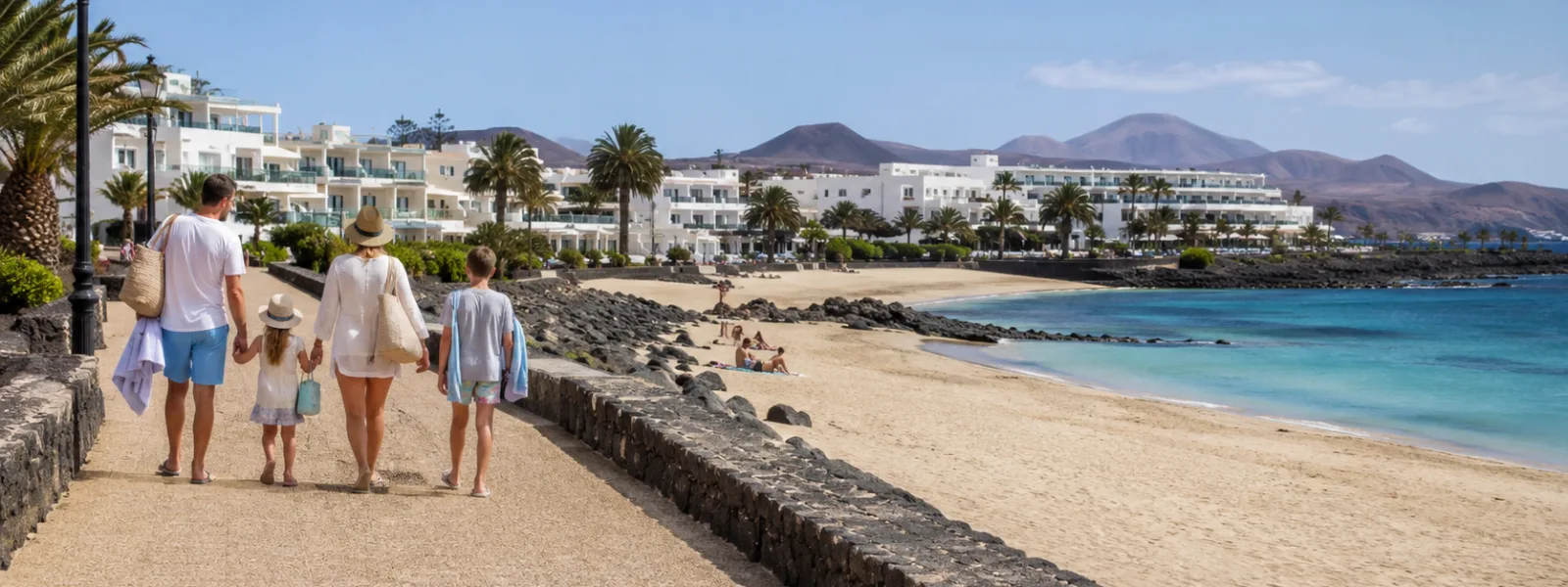 Famiglia che cammina accanto alle spiagge di Los Pocillos e Matagorda a Puerto del Carmen, Lanzarote