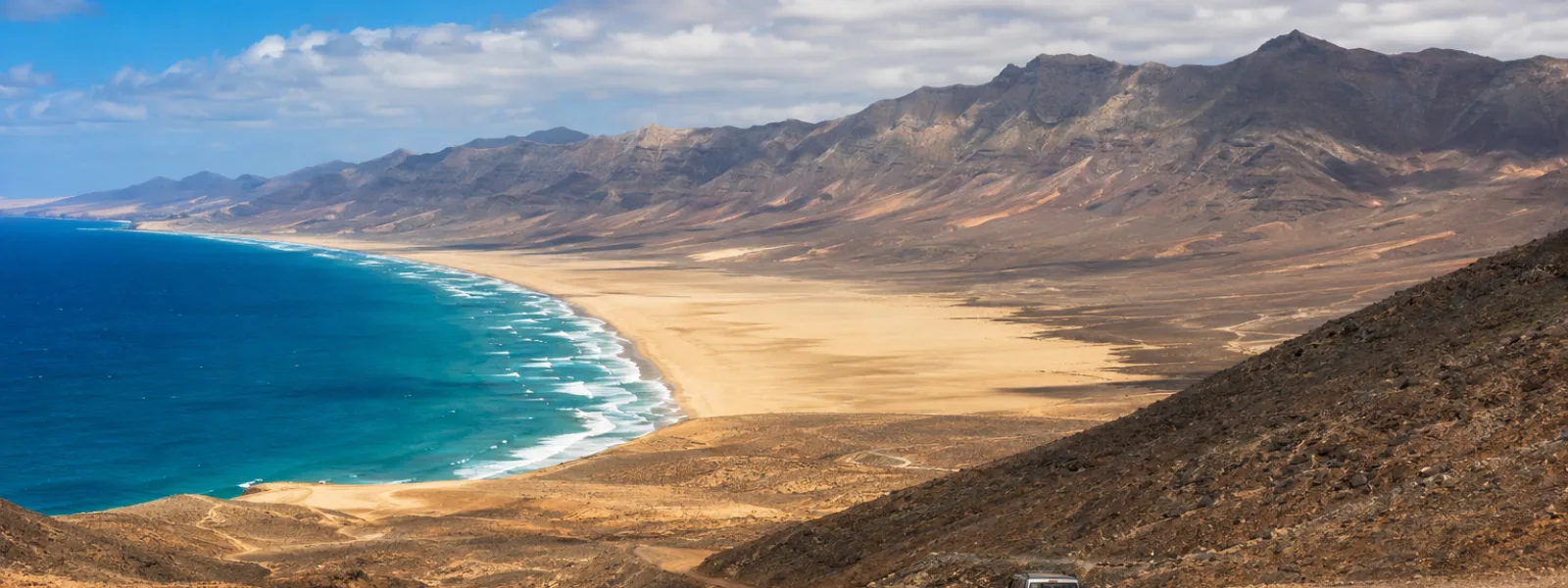 Vue sur la plage de Cofete et les montagnes de Jandia depuis la route au-dessus de Morro Jable à Fuerteventura