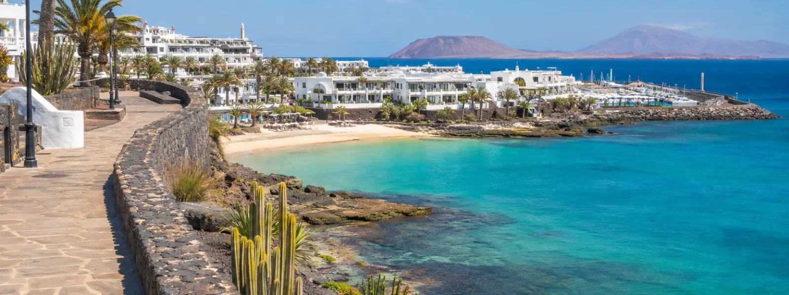 Soleggiato lungomare del resort di Playa Blanca e spiaggia riparata a Lanzarote