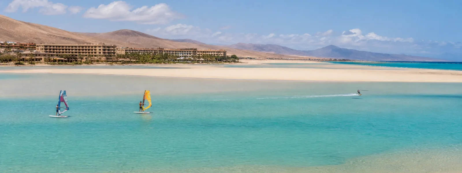 Lagune de la plage de Sotavento près de Costa Calma avec windsurfeurs et hôtels de plage à Fuerteventura