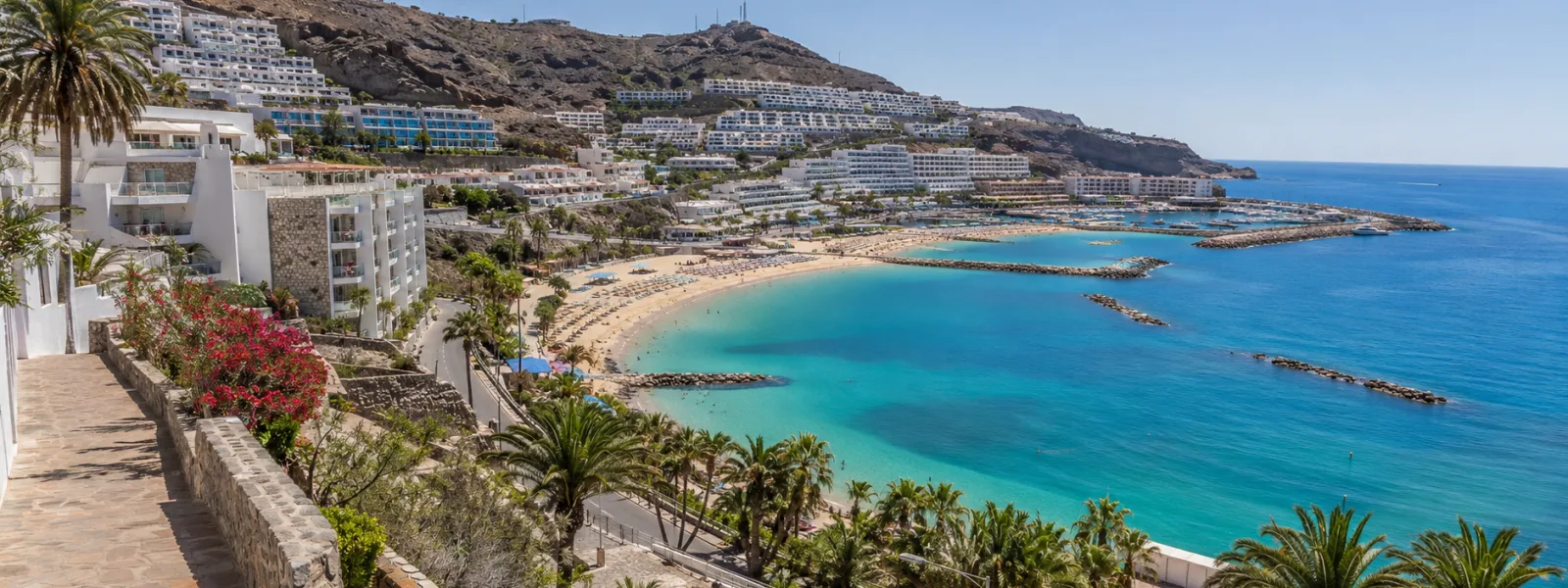 Littoral de Puerto Rico et Amadores à Gran Canaria avec hôtels sur la colline et zones de plage