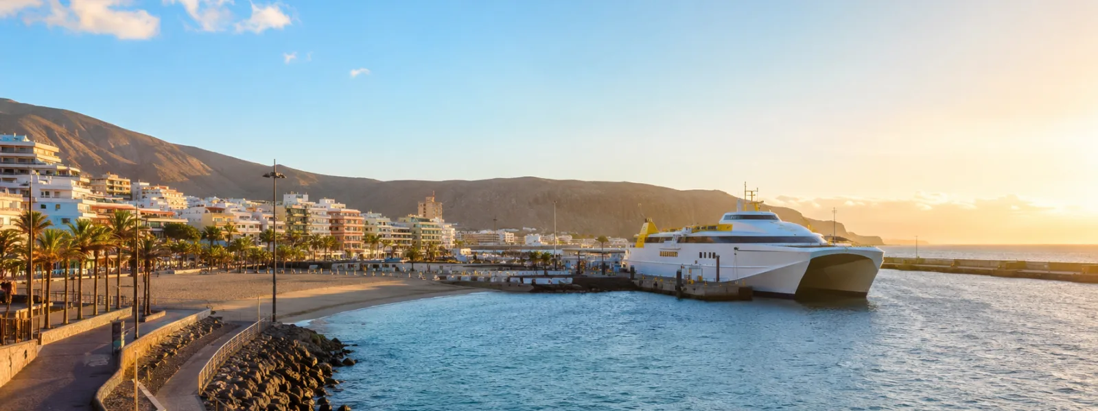 Port de ferry de Los Cristianos à Tenerife avec un ferry rapide pour La Gomera dans le port
