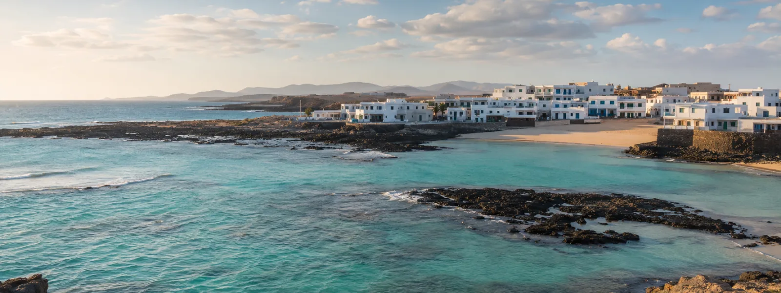 Plages de lagune d'El Cotillo et village côtier blanchi à la chaux à Fuerteventura