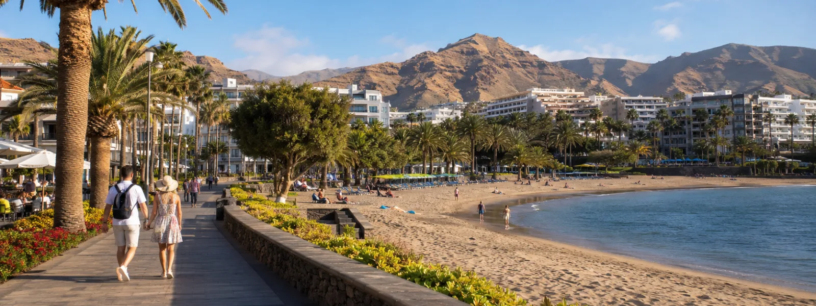 Lungomare e spiaggia di un resort invernale soleggiato nelle Isole Canarie