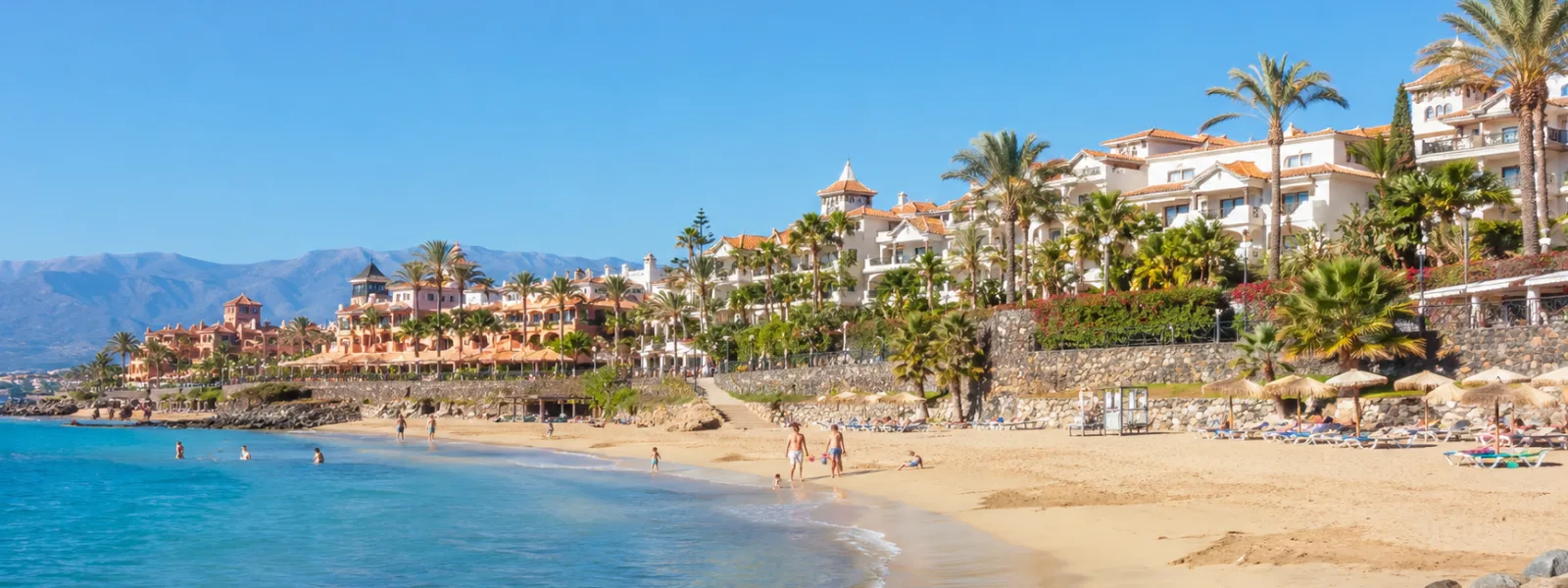 Playa del Duque strand en luxe hotels aan de zeekant in Costa Adeje, Tenerife