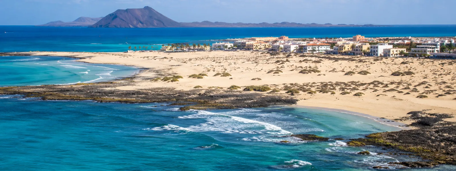 Dune di Corralejo, mare turchese e linea costiera del resort nel nord di Fuerteventura