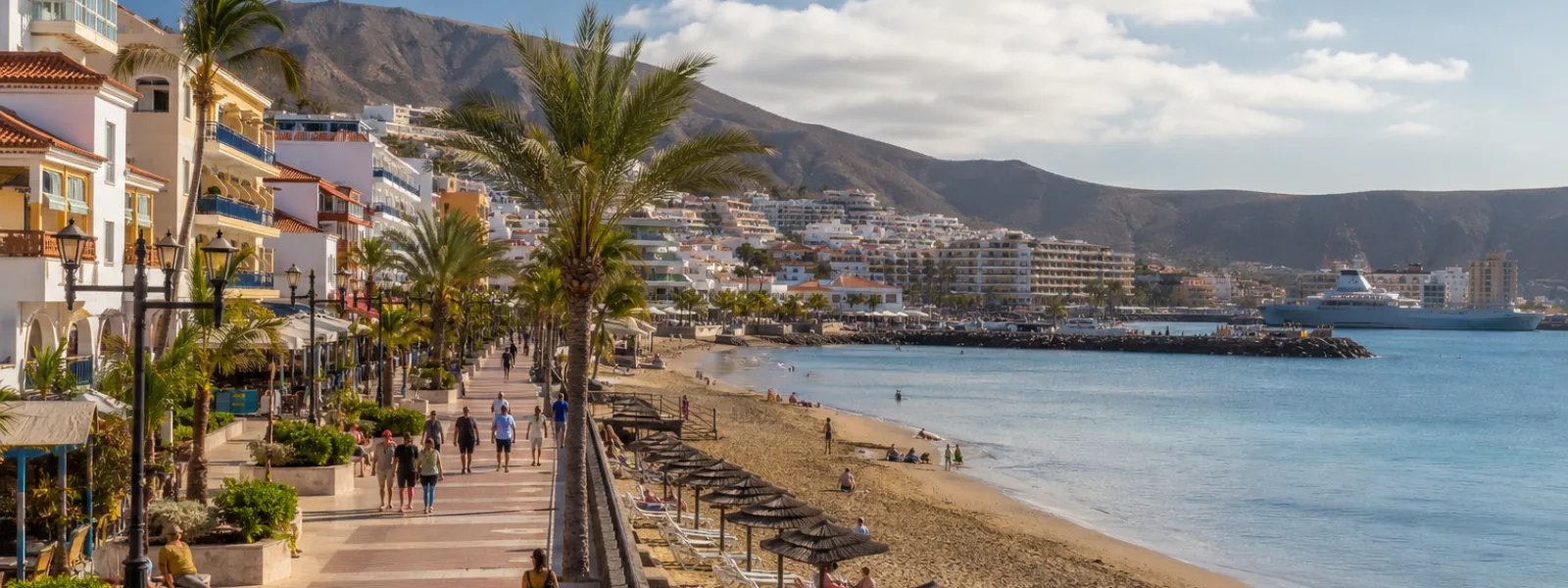 Panorama soleggiato del lungomare e della spiaggia del sud di Tenerife per le vacanze a Los Cristianos e Costa Adeje