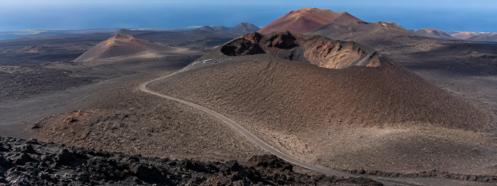 Paysage volcanique dans le parc national de Timanfaya, Lanzarote, pour un guide de planification de tours et de location de voitures