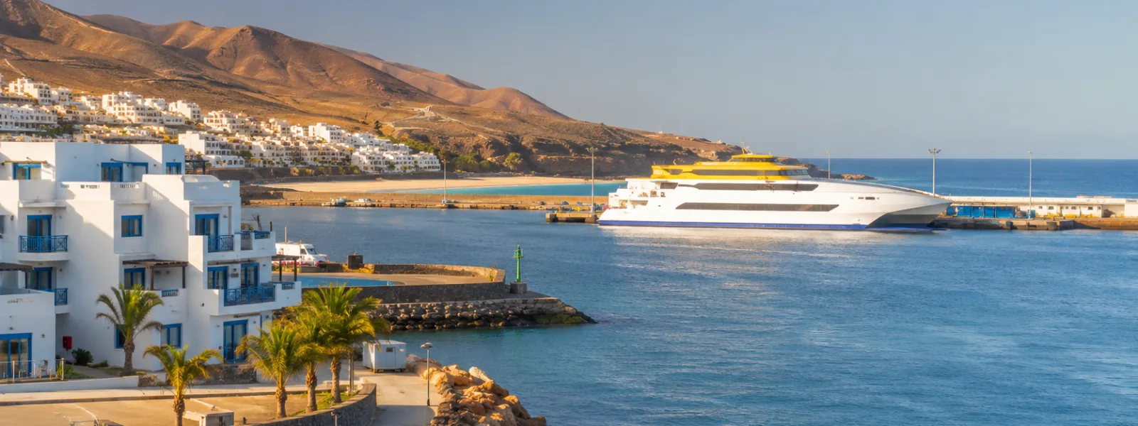Port de ferry de Morro Jable et hôtels côtiers à Fuerteventura pour les voyageurs traversant vers Gran Canaria