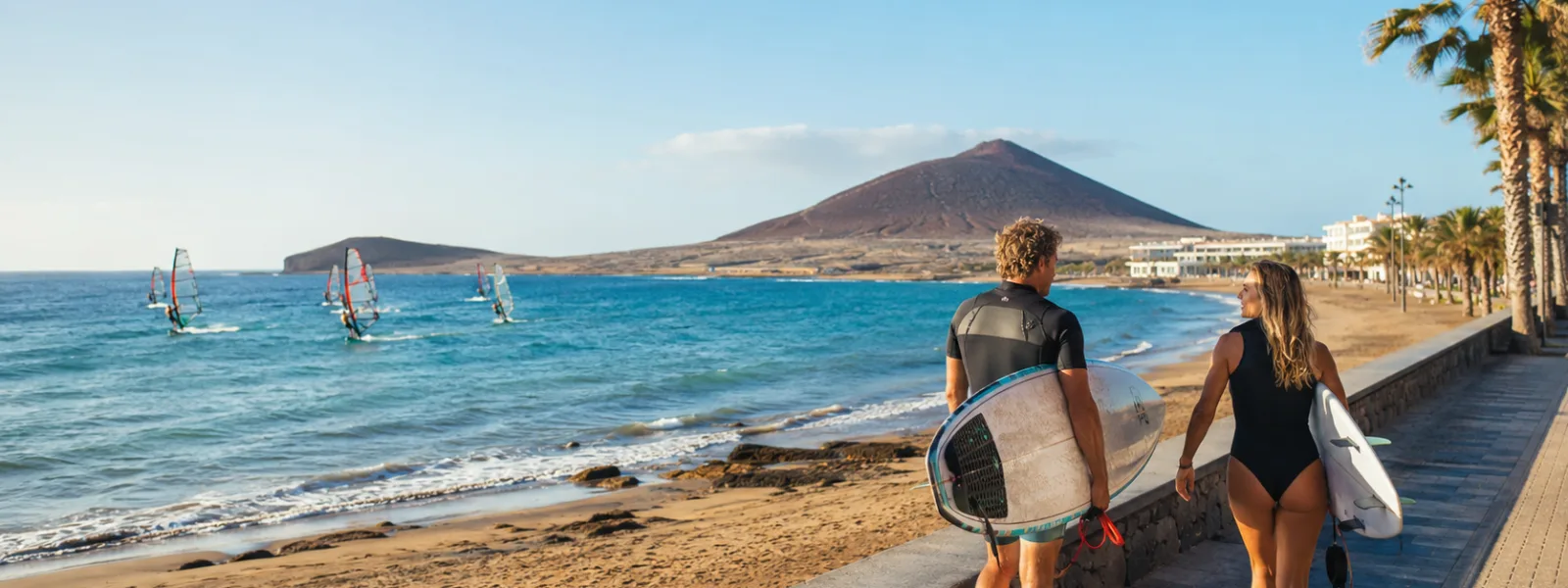 Windsurfeurs et surfeurs sur la côte sud de Tenerife près d'El Médano