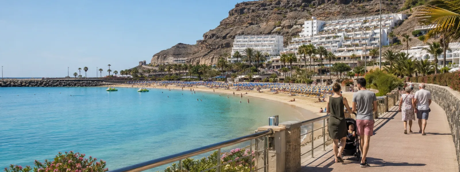 Promenade accessible et plage calme à la Playa de Amadores à Gran Canaria pour des séjours familiaux et adaptés à la mobilité