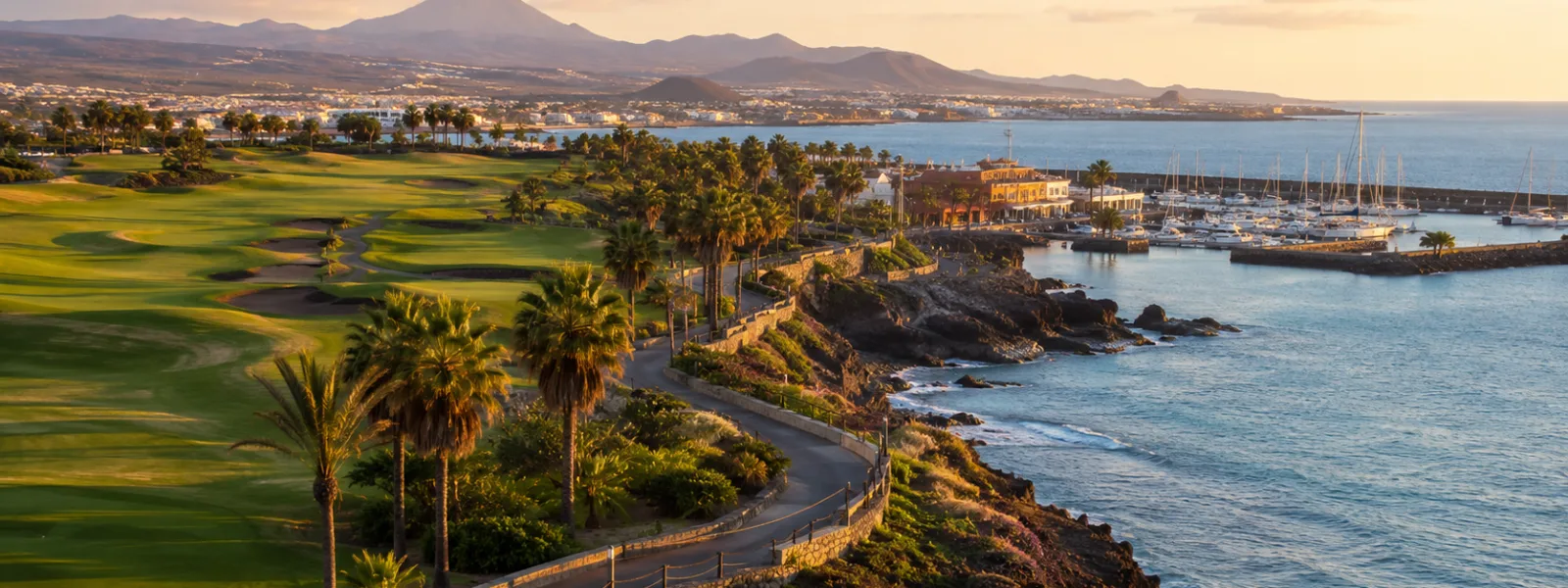 Zone de complexe touristique côtier de Golf del Sur et Amarilla Golf près de l'aéroport du sud de Tenerife avec fairways, marina et vues sur l'Atlantique