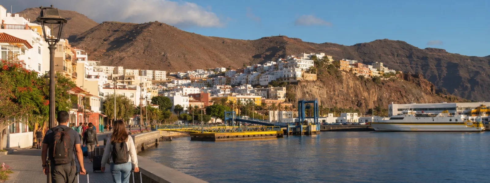 Port de San Sebastian de La Gomera et zone hôtelière du port de ferry sous la lumière chaude de l'après-midi