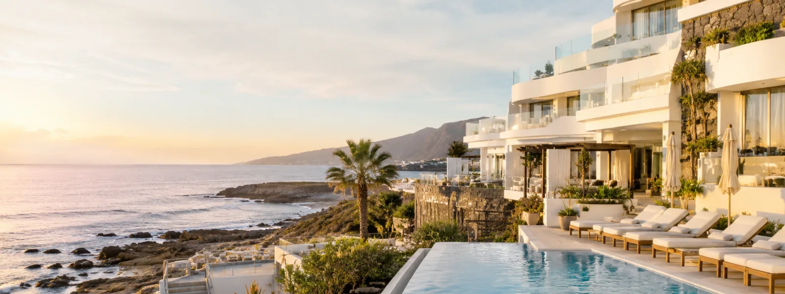 Terrazze di hotel di lusso con vista mare a La Caleta Costa Adeje Tenerife
