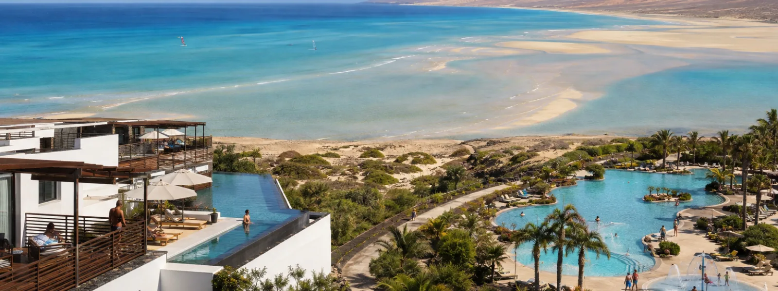 Vue aérienne de deux complexes balnéaires contrastés à côté du lagon tidal turquoise à Sotavento, Fuerteventura