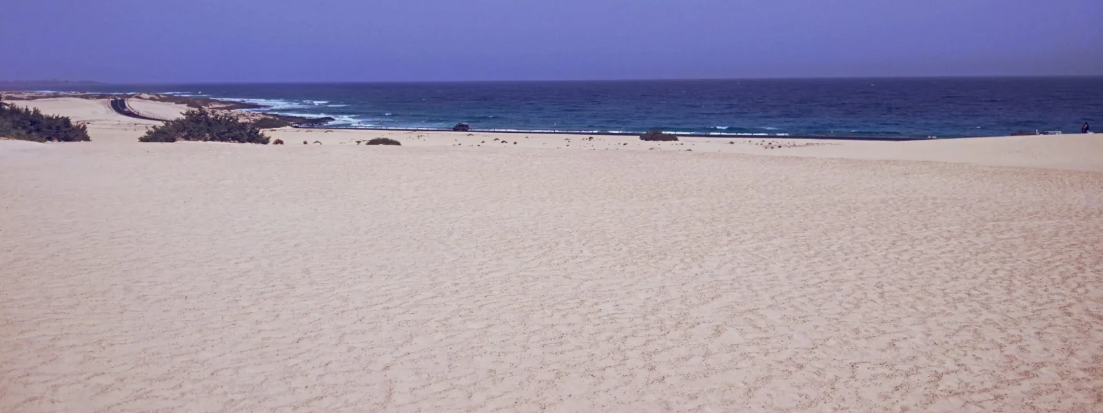 Dunes de sable blanc le long du parc naturel de Corralejo au bord de l'Atlantique à Fuerteventura