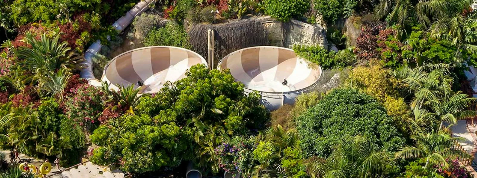Veduta aerea del Siam Park a Tenerife, con scivoli, piscine e vegetazione tropicale