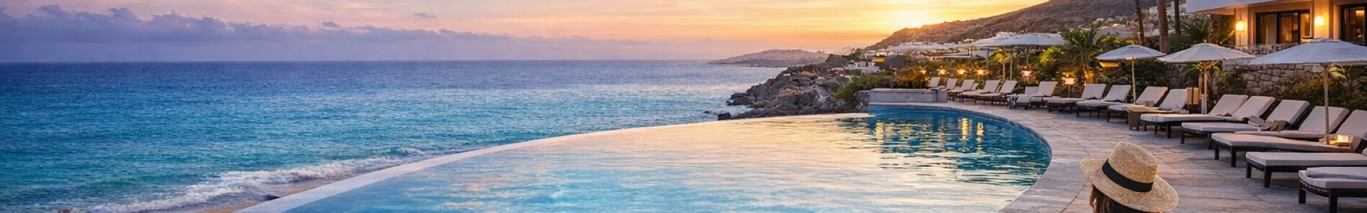 Luxe hotelresort aan de kust op de Canarische Eilanden bij zonsondergang met infinity pool