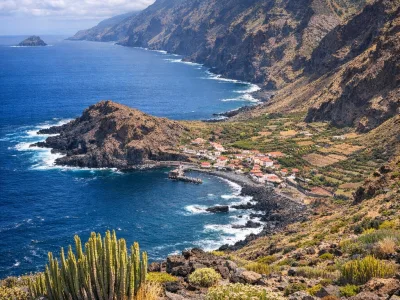 Vista costiera a El Hierro con litorale vulcanico e mare Atlantico