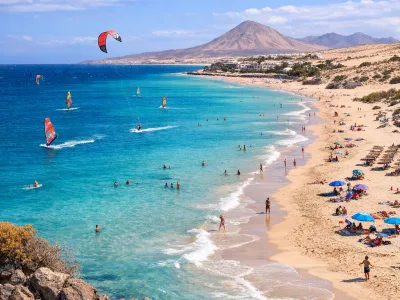 Spiaggia soleggiata a Fuerteventura con acqua turchese, sabbia dorata e paesaggio vulcanico