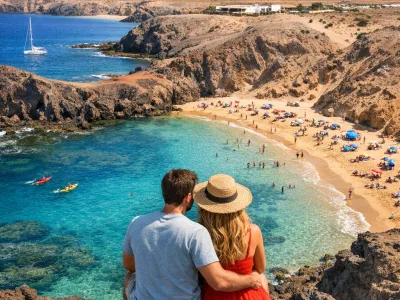 Spiaggia soleggiata a Lanzarote con acqua turchese, sabbia dorata e costa vulcanica