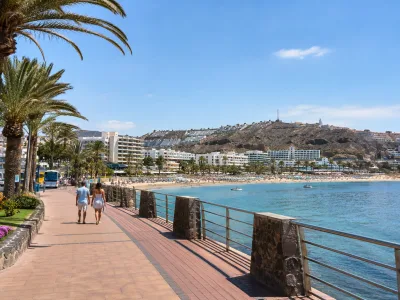 Walkable beach resort promenade in Gran Canaria for a holiday without renting a car