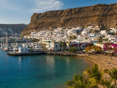 Puerto de Mogan marina and beach in Gran Canaria for an airport transfer guide