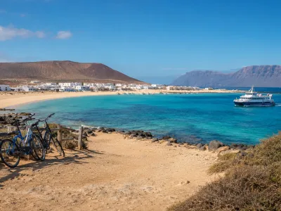 La Graciosa day trip from Lanzarote with ferry, sandy paths, turquoise water and Famara cliffs