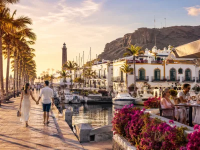 Couples holiday mood on Gran Canaria's south coast with marina dining and a palm-lined promenade