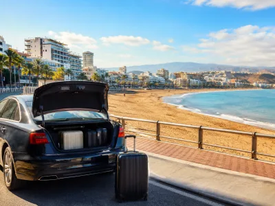 Airport transfer vehicle arriving near Las Canteras beach in Las Palmas de Gran Canaria