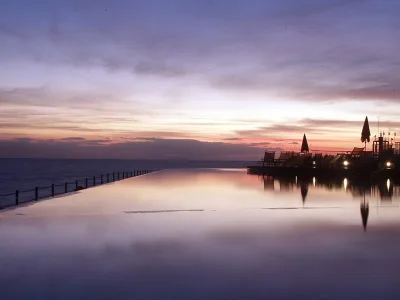 Puerto deportivo de Puerto Rico al atardecer, centro neurálgico de las excursiones en barco por el sur de Gran Canaria