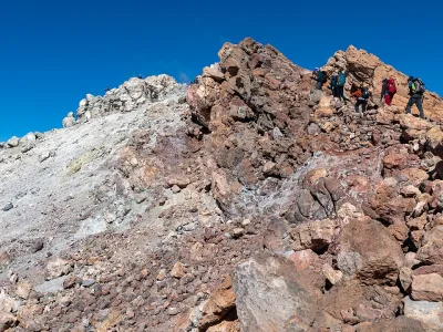 Senderistas aproximándose a la cumbre del Teide a través del empinado tramo final del sendero Telesforo Bravo, en Tenerife